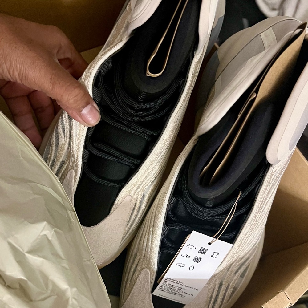 Like new condition. Yezzy Size 16